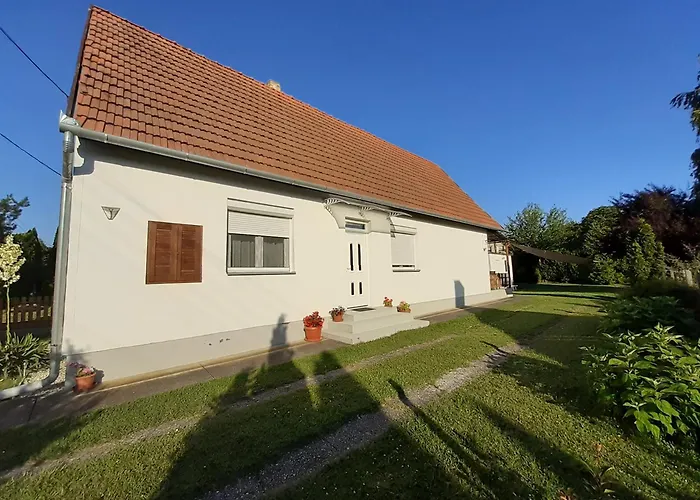 Hibiscus Nyaralo Casa vacanze *